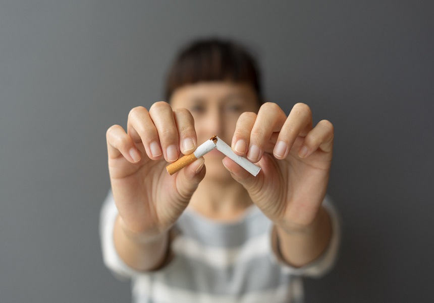 Xica trencat un cigarret